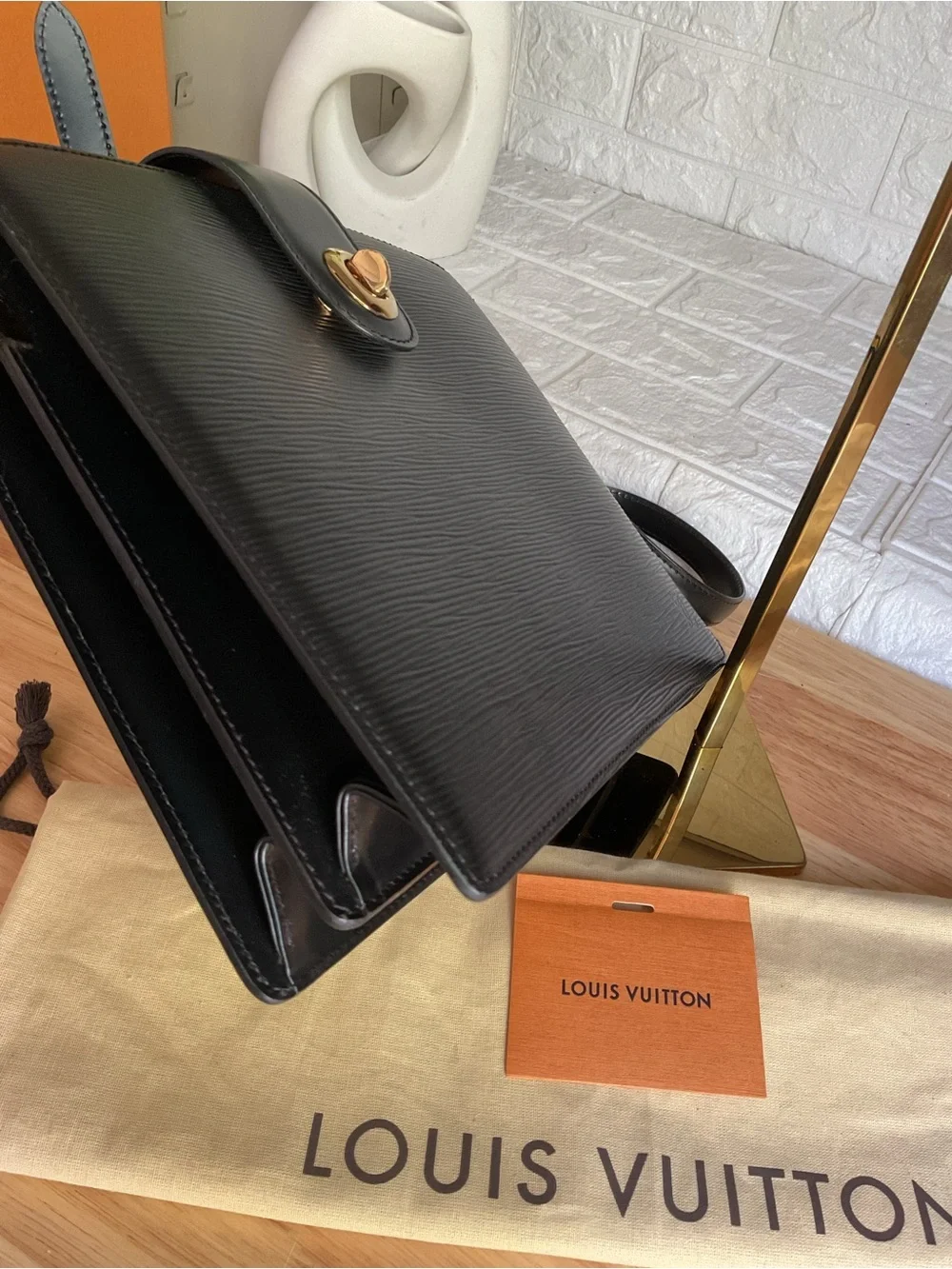 ✅AUTHENTIC LV Black Epi Leather Shoulder Bag Gold-Tone Turnlock LOUIS VUITTON